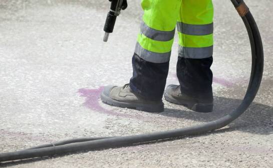 Jakie korzyści przynosi profesjonalne śrutowanie betonu dla inwestorów?
