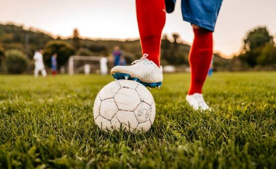 Wyjazdy na zagraniczne obozy piłkarskie – jak wpływają na budowanie charakteru młodych sportowców?