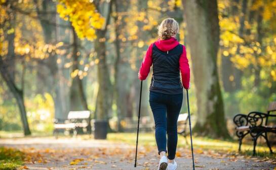 Odkryj zalety nordic walking w okolicach hotelu nad morzem