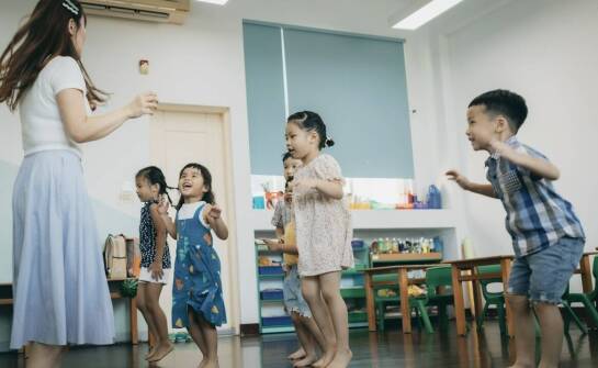 Sztuka jako narzędzie rozwoju w żłobku Montessori: korzyści dla najmłodszych