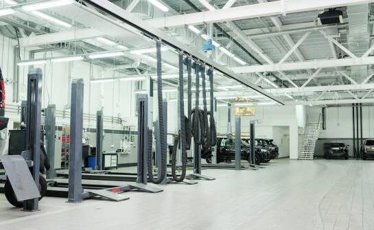 Jakie są zalety zintegrowanych systemów z automatem do pompowania kół?