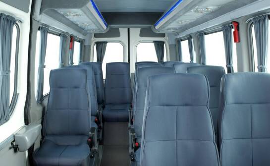 Co wyróżnia nowoczesne busy w międzynarodowym transporcie osób?