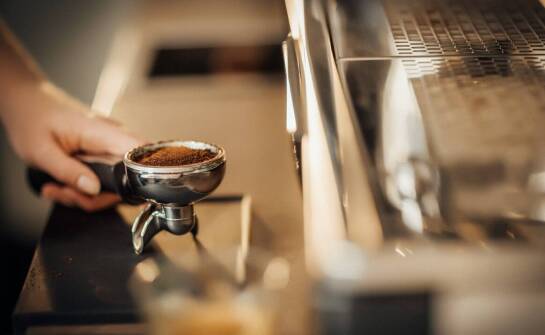 Dlaczego warto zainwestować w automat costa coffee express w biurze?
