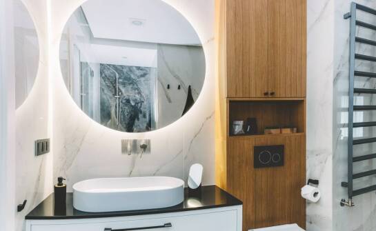 Płytki ceramiczne a oświetlenie – jak stworzyć harmonijną przestrzeń w łazience?