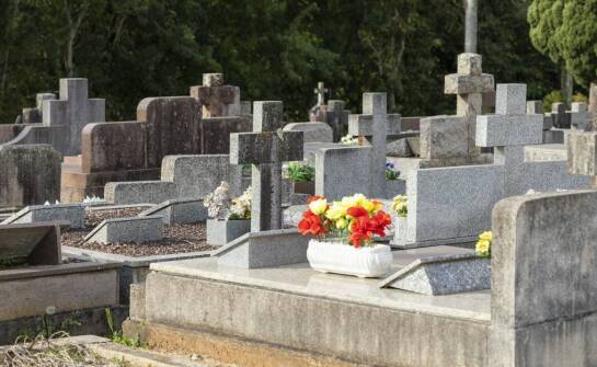 Jak zaplanować przestrzeń na pomniku, aby figura cmentarna była jego głównym elementem?