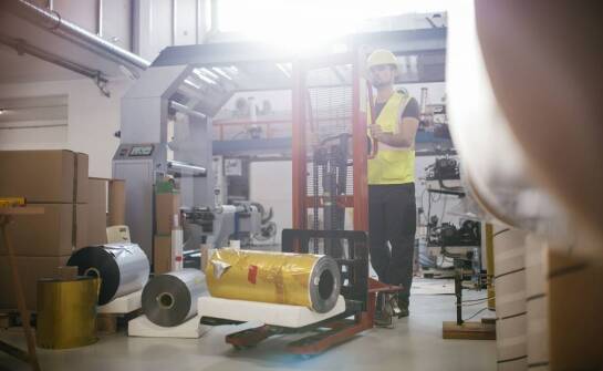 Ergonomia i bezpieczeństwo: zastosowanie podnośników do worków w przemyśle drzewnym