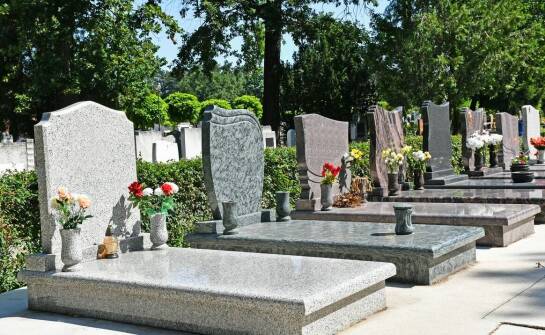 Biały granit na pomnik – jak dopasować go do stylu cmentarza