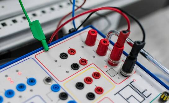 Jak przygotować się do szkolenia na uprawnienia elektryczne?