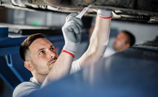 Jakie są kluczowe aspekty techniczne przy wyborze urządzenia do czyszczenia DPF?