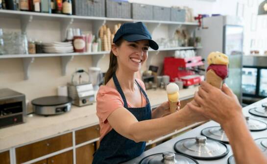 Stojaki na lody z plexi: estetyczne i praktyczne rozwiązania dla gastronomii