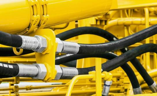 Znaczenie osłon węży hydraulicznych w ochronie przed uszkodzeniami mechanicznymi i środowiskowymi