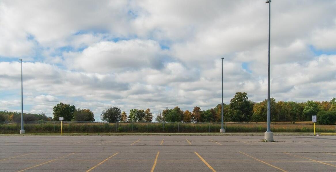 Czym wyróżnia się parking z utwardzoną nawierzchnią?