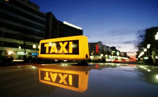 Jak zamawianie taxi online pomaga w planowaniu podróży służbowych?