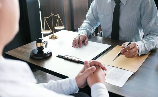 Jakie są korzyści dla firm ze stałej współpracy z kancelarią prawną?