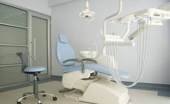 Dentysta prywatnie czy na NFZ — co i kiedy warto wybrać?