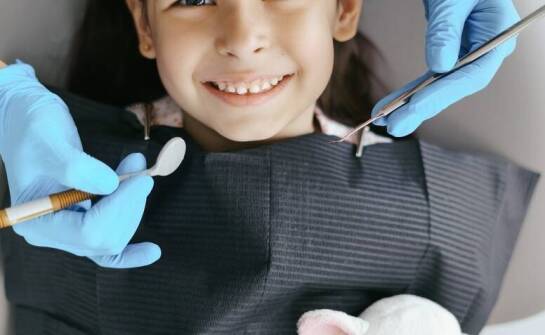 Wpływ diety na zdrowie zębów niemowląt – co zaleca dentysta?