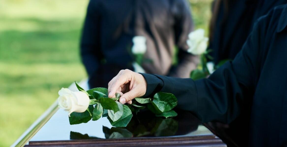 Jak przebiega ceremonia pogrzebowa po spopieleniu zwłok?