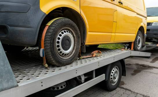 Jak zapewnić bezpieczeństwo samochodu na ogrodzonym parkingu?