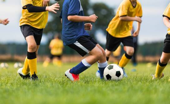 Znaczenie zabawy w nauczaniu tenisa i innych sportów dla dzieci
