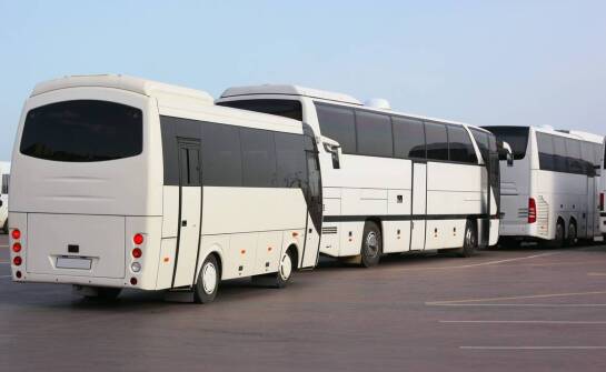Wynajem busów 9-osobowych dla klientów indywidualnych – co oferuje rynek?