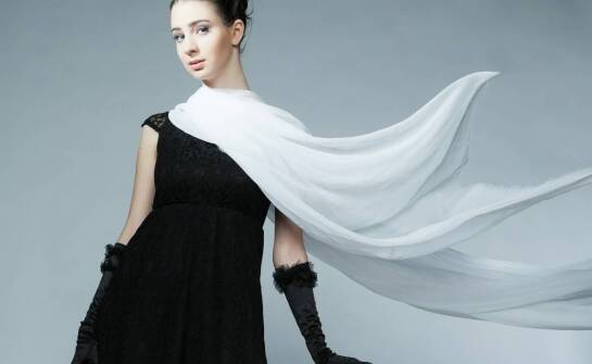 Czarna tunika w eleganckich stylizacjach na wieczorne wyjścia