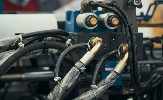 Jak agregat hydrauliczny 24V wpływa na bezpieczeństwo pracy maszyn budowlanych?