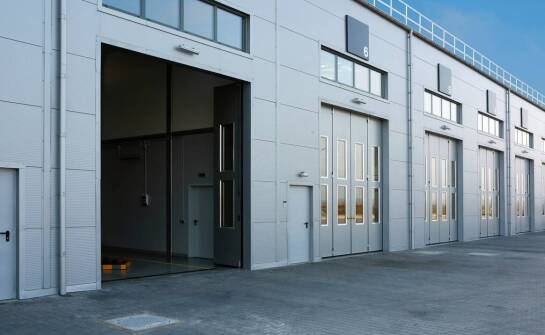Jakie są zalety bram przemysłowych w obiektach magazynowych?