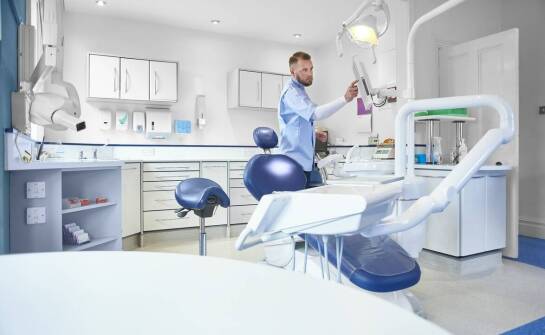Porównanie kosztów laserowego wybielania zębów w różnych klinikach