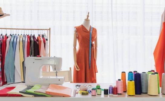Sukienki plus size – dlaczego granatowa sukienka z baskinką to dobry wybór?