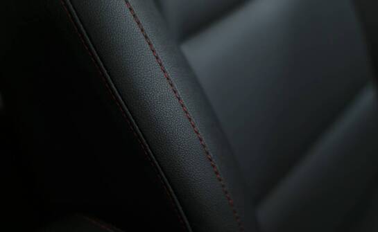 Jak personalizacja wpływa na cenę obszycia siedzenia motocyklowego?