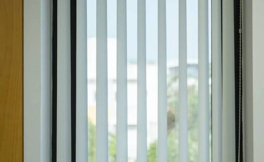 Moskitiery plisowane jako element estetyki i funkcjonalności w biurach
