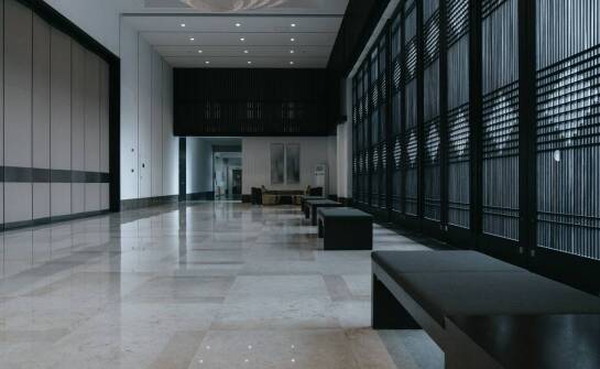 Wpływ technologii szlifowania na jakość i wygląd posadzek betonowych