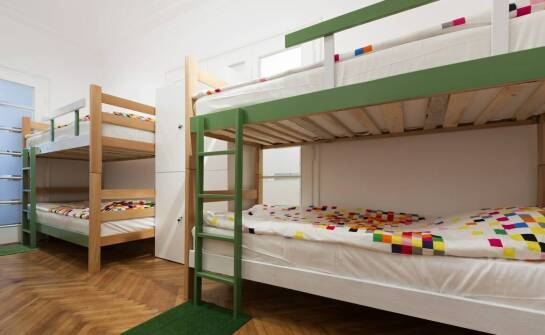 Jakie są zalety wyboru pokoju dwuosobowego w tanim hostelu w Warszawie?