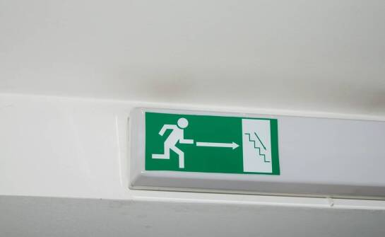 Jak skutecznie przygotować instrukcje ewakuacyjne zgodnie z normami PPOŻ?
