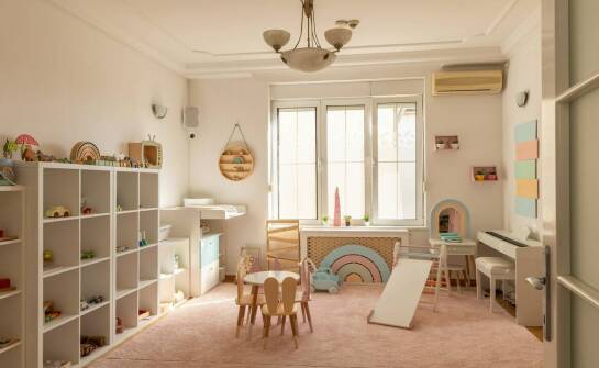 Wybór drewnianych mebli dla dzieci zgodnych z metodą Montessori
