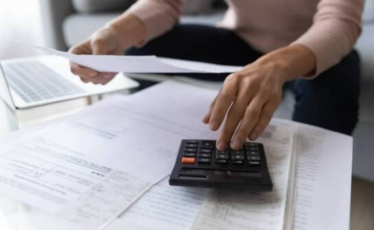 Jak prawo restrukturyzacyjne wspiera osoby fizyczne w trudnych sytuacjach finansowych?