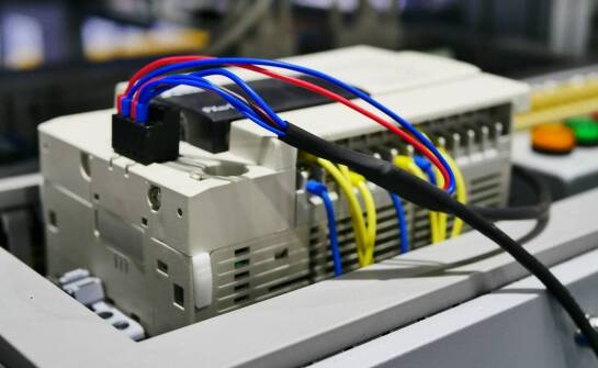 Jakie elementy elektryczne i elektroniczne są najważniejsze dla wózków widłowych?