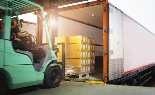 Zalety hydraulicznych ramp przeładunkowych w procesach logistycznych