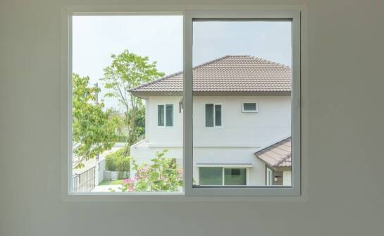 Nowoczesne rozwiązania w systemach przesuwnych okien aluminiowych