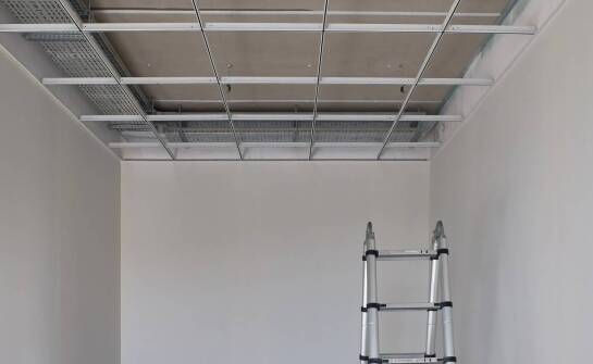 Drabiny dwustronne wykonane z aluminium – zalety i korzyści