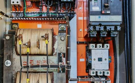 Jak mufy elektryczne wpływają na niezawodność systemów zasilania?