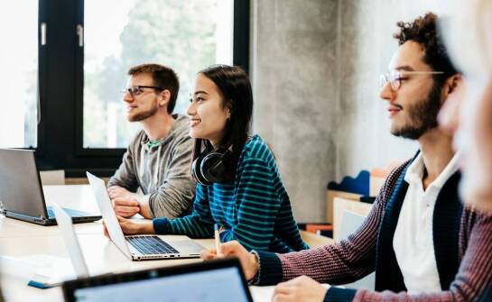 Czym wyróżniają się internetowe studia podyplomowe w zakresie pedagogiki korekcyjnej?
