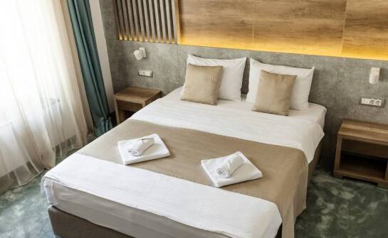 Profesjonalne pranie zasłon i firan w hotelach – dlaczego warto?