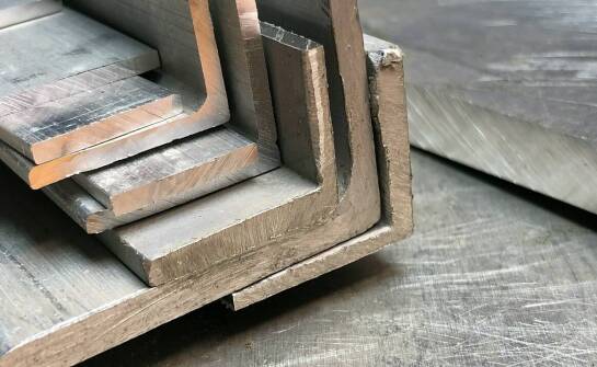 Jakie materiały używane są w produkcji kształtowników?