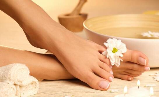 Jak pedicure specjalistyczny wspomaga leczenie schorzeń stóp