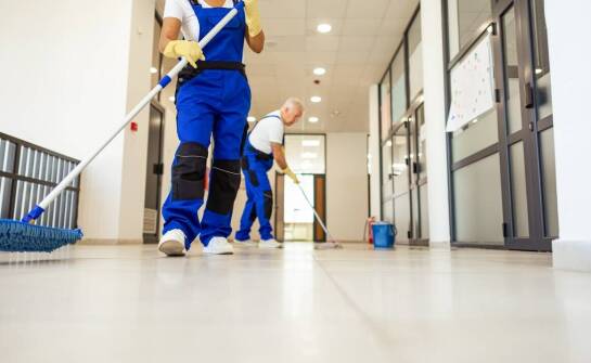 Profesjonalne metody czyszczenia ścian i sufitów w obiektach przemysłowych