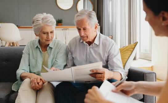 Jakie aspekty wpływają na decyzję o zakupie apartamentu dedykowanego seniorom?