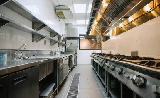 Nowoczesne rozwiązania w projektowaniu mebli gastronomicznych ze stali nierdzewnej