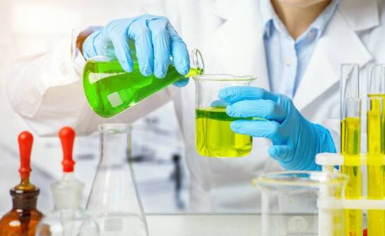 Jakie są najczęstsze zagrożenia związane z czynnikami chemicznymi w pracy?