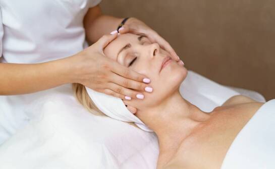 Medycyna estetyczna a naturalne piękno – jak znaleźć równowagę?